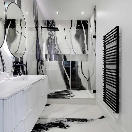 Spacious & Modern In Central - 2br6p - A20 דירה